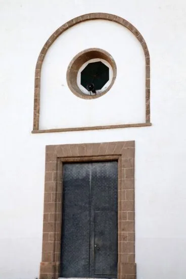 Detalle frontal de la fachada de la Ermita del Cristo del Calvario de Jávea