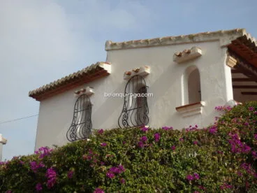 Detalle de las ventanas de un chalet en venta en Jávea – Inmobiliaria Belen Quiroga