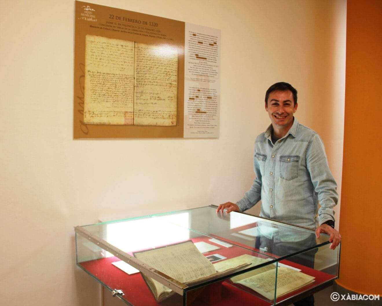 El archivero municipal junto a uno de los documentos que conserva el Archivo
