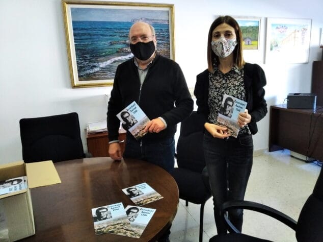 Imagen: Enric Martínez entrega los folletos a la directora del IES Antoni Llidó