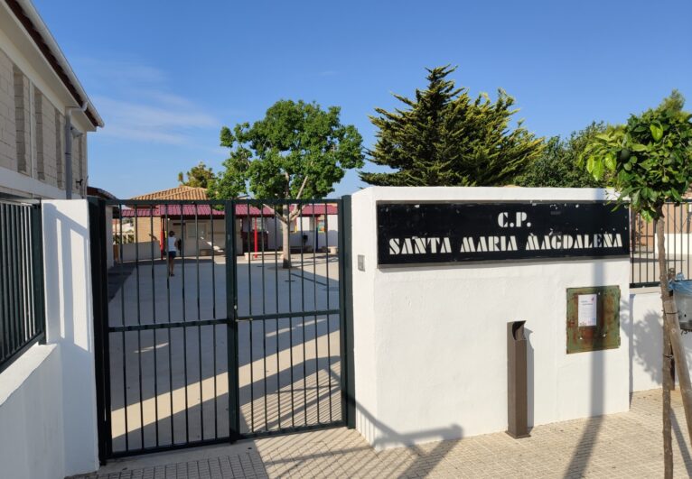Entrada del colegio Santa María Magdalena