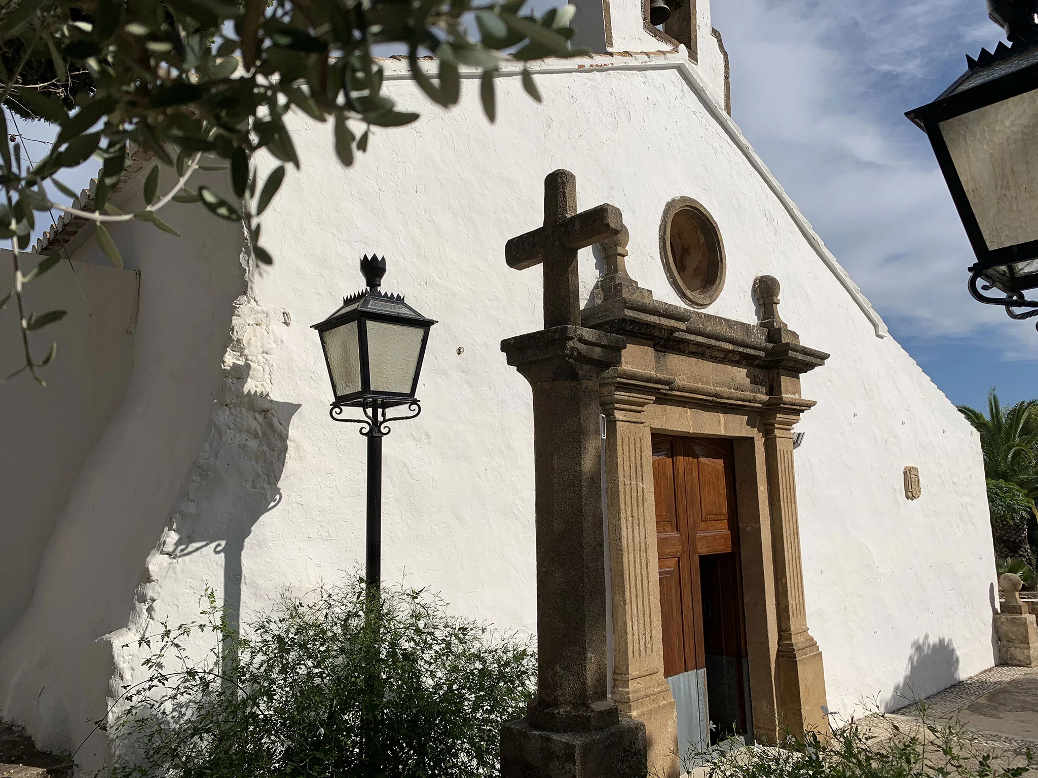 Entrada y cruz de la Ermita del Pòpul de Jávea | Imagen: Tino Calvo