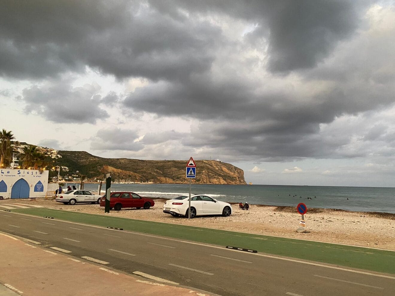 Estacionamiento de vehículos en la zona de prohibido en el Primer Montañar
