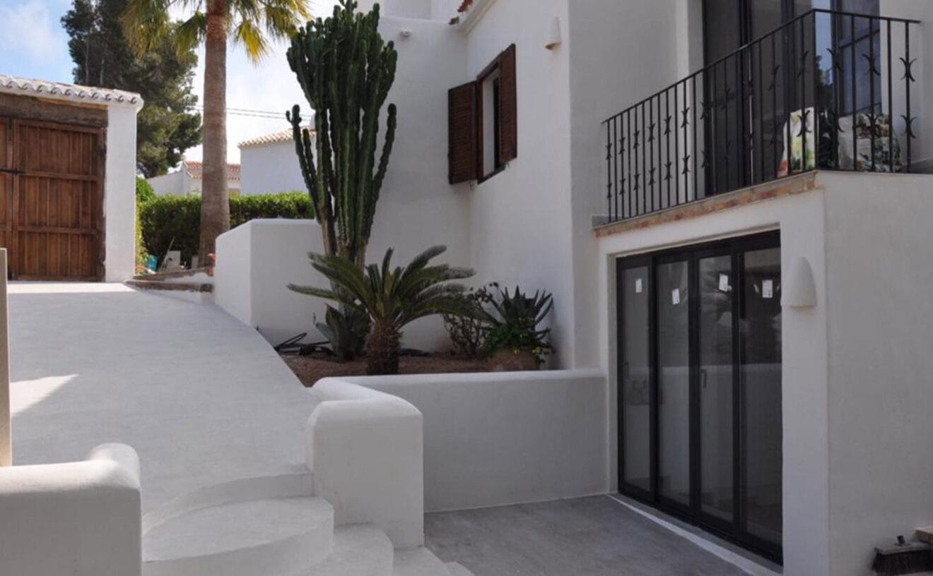Exterior de un chalet en venta de estilo ibicenco - Atina Inmobiliaria