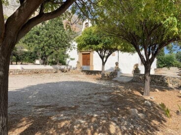 Exterior con árboles en la Ermita del Pòpul de Jávea | Imagen: Tino Calvo