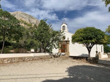Imagen exterior de la Ermita del Pòpul de Jávea | Imagen: Tino Calvo