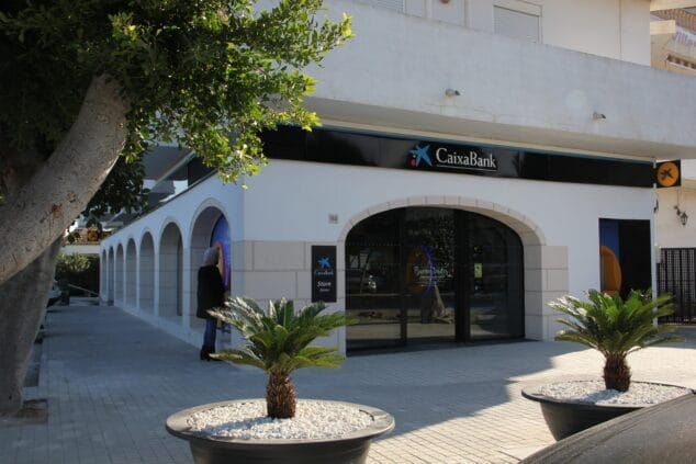 Imagen: Fachada de la Oficina Store de CaixaBank