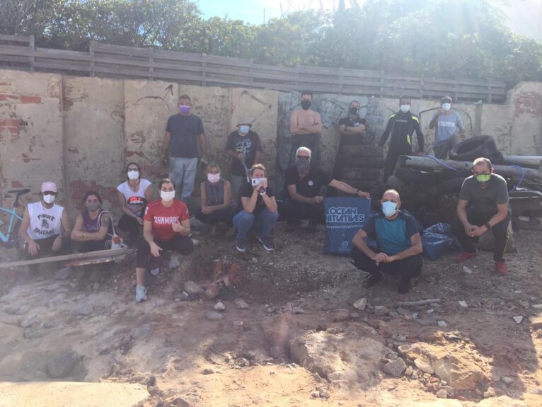 Grupo de personas que trabajaron en la limpieza del litoral