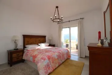 Dormitorio en una villa con vistas en La Sella – Promociones Denia, S. L.
