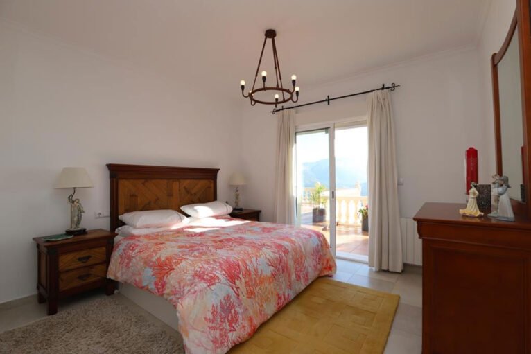Dormitorio en una villa con vistas en La Sella - Promociones Denia, S. L.