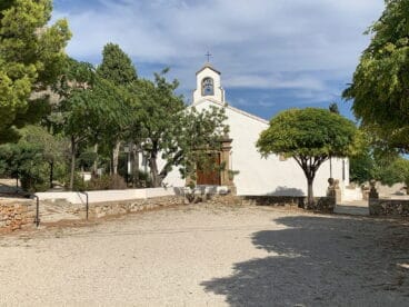 Imagen exterior de la Ermita del Pòpul de Jávea | Imagen: Tino Calvo