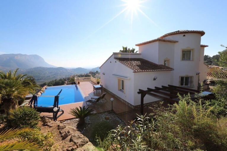 Imagen exterior de una villa con vistas en La Sella - Promociones Denia, S. L.
