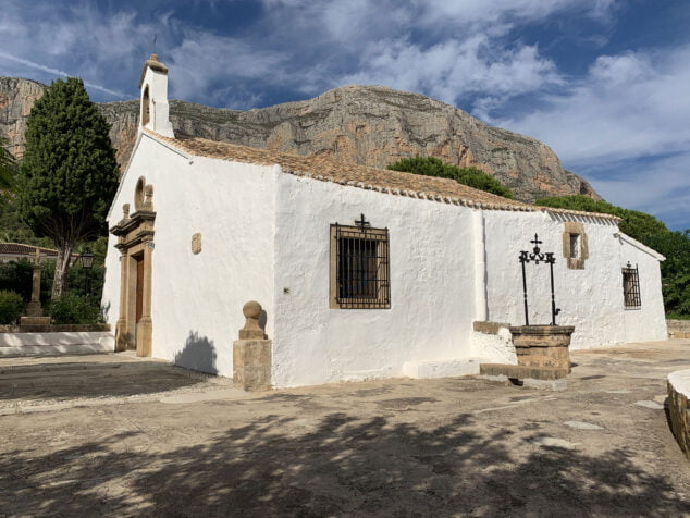 Imagen: Imagen lateral de la Ermita del Pòpul de Jávea | Imagen: Tino Calvo