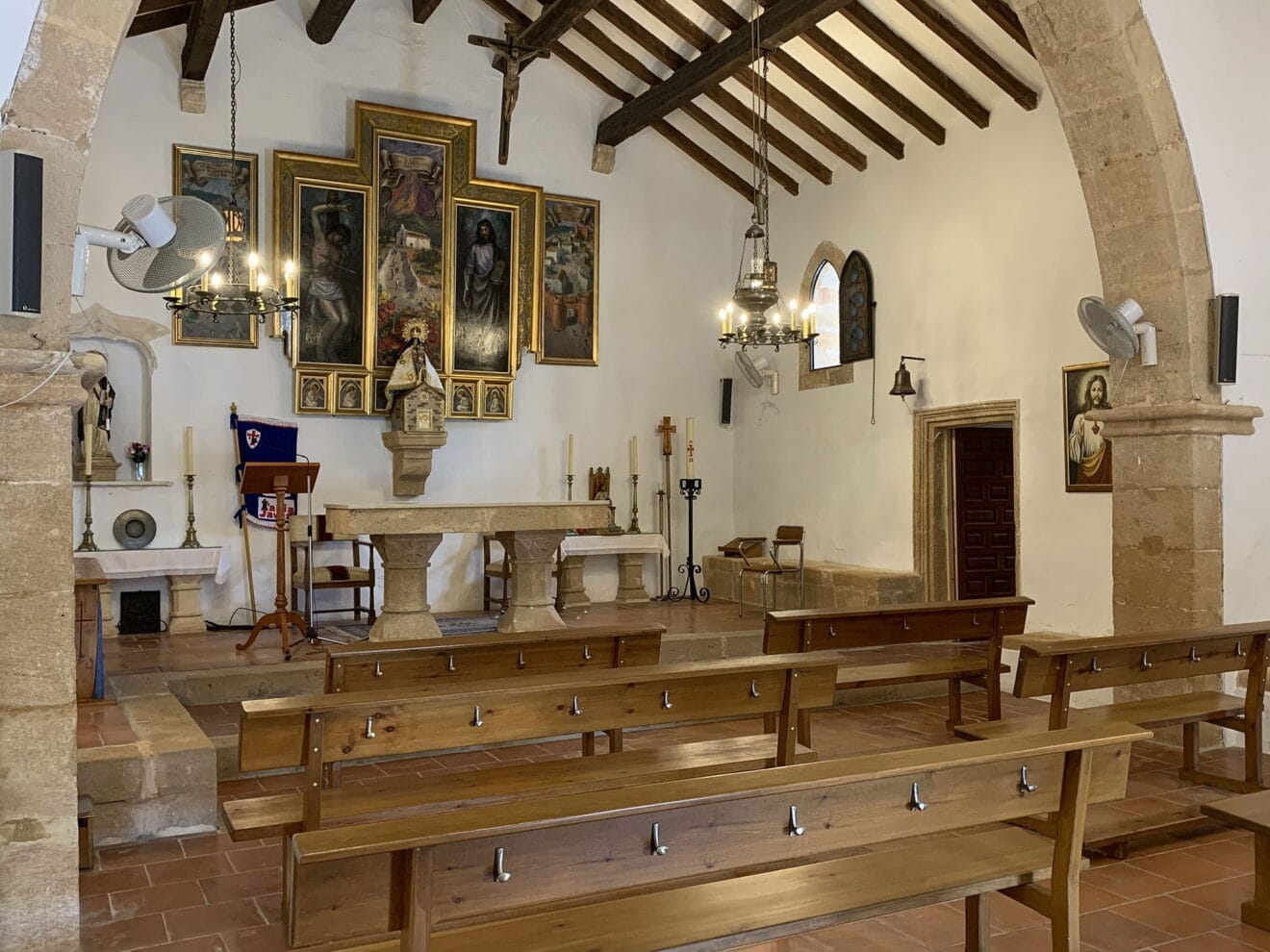 Vista interior de la Ermita del Pòpul de Jávea | Imagen: Tino Calvo