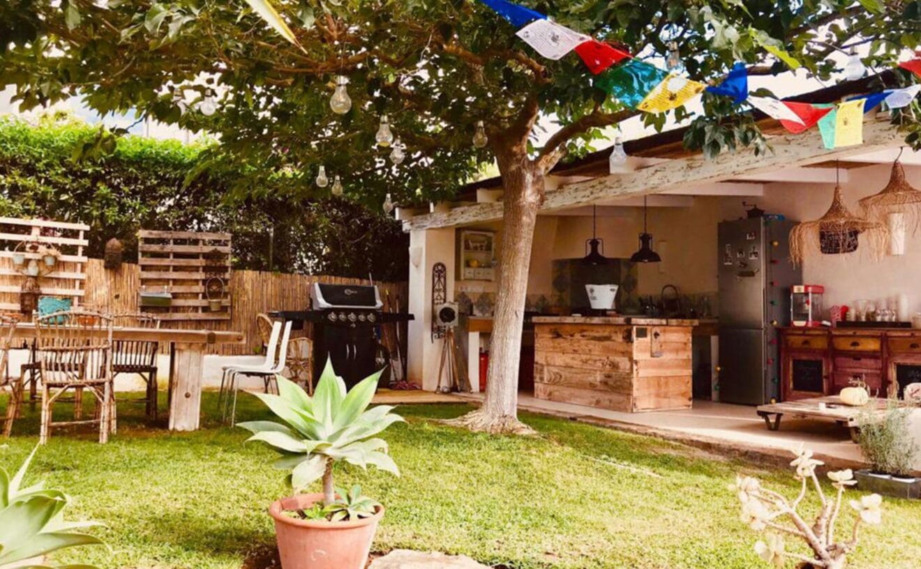 Jardín de un chalet en venta de estilo ibicenco - Atina Inmobiliaria