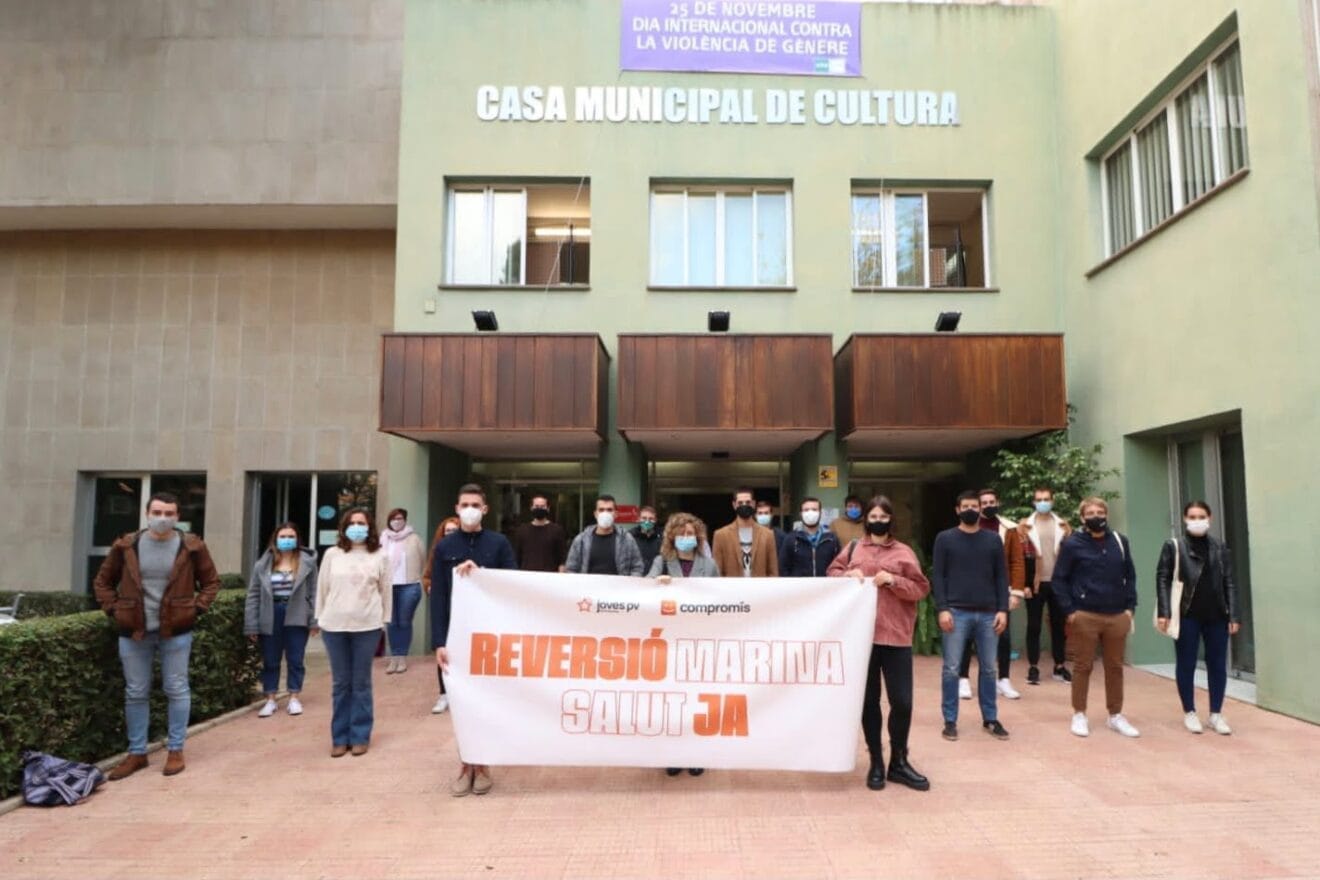 Joves CV-Compromís con la pancarta