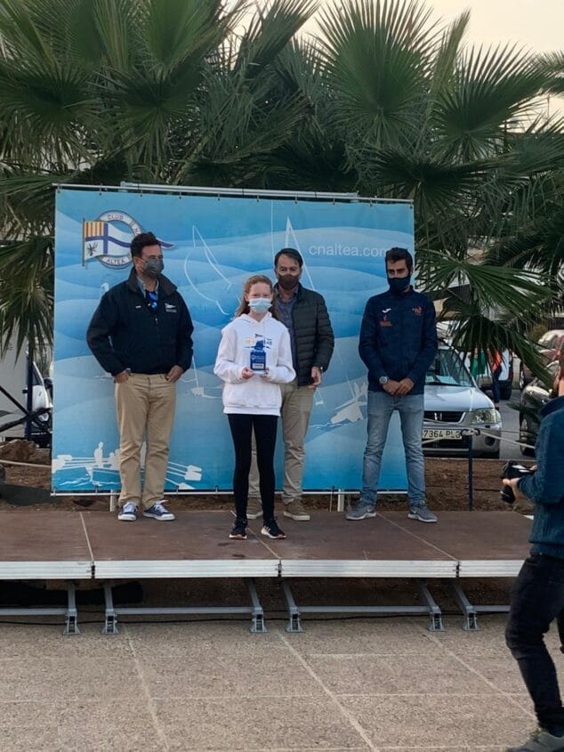 Imagen: Lucy Crosbie con el trofeo