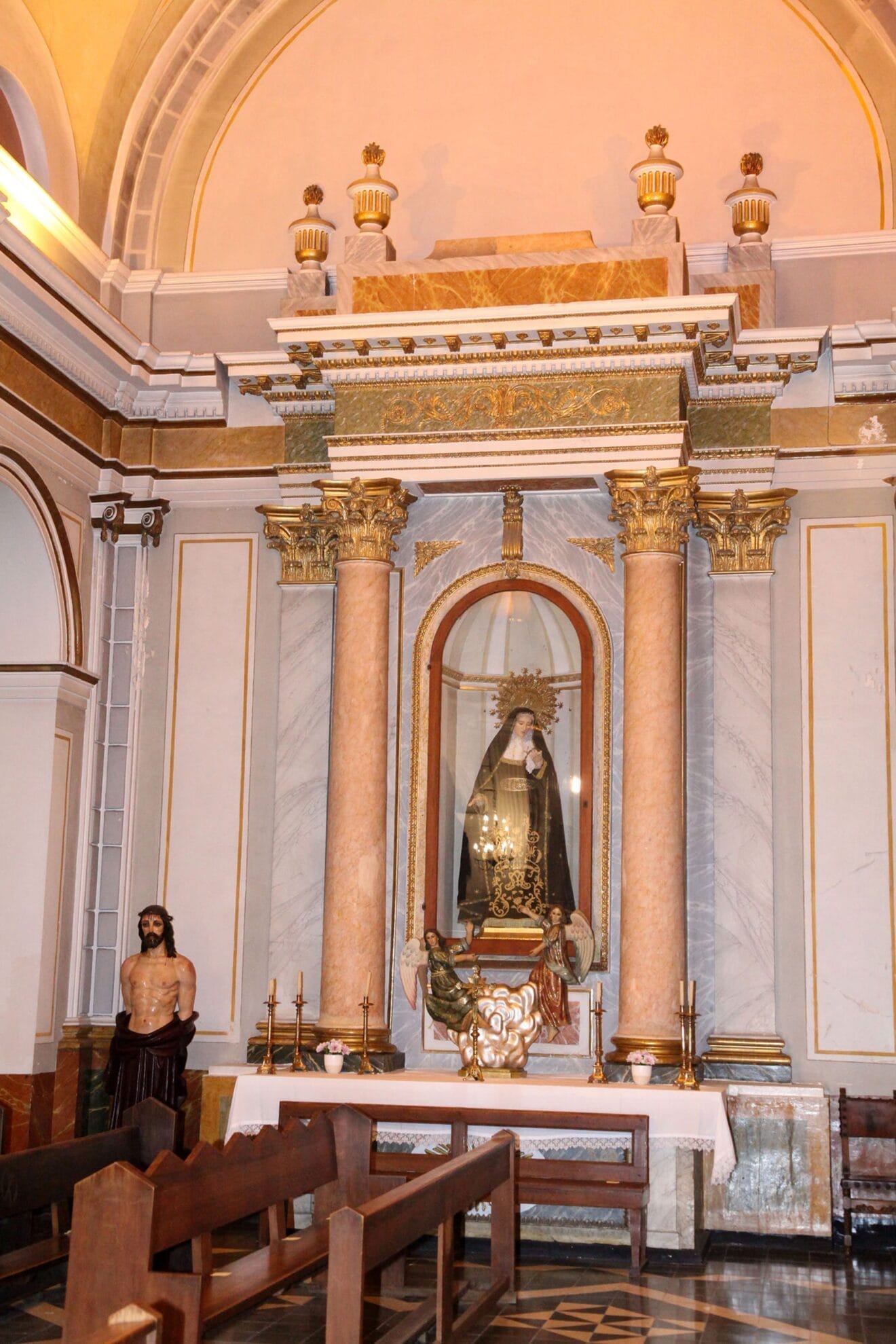 Pequeño altar en el interior de la Ermita del Cristo del Calvario de Jávea