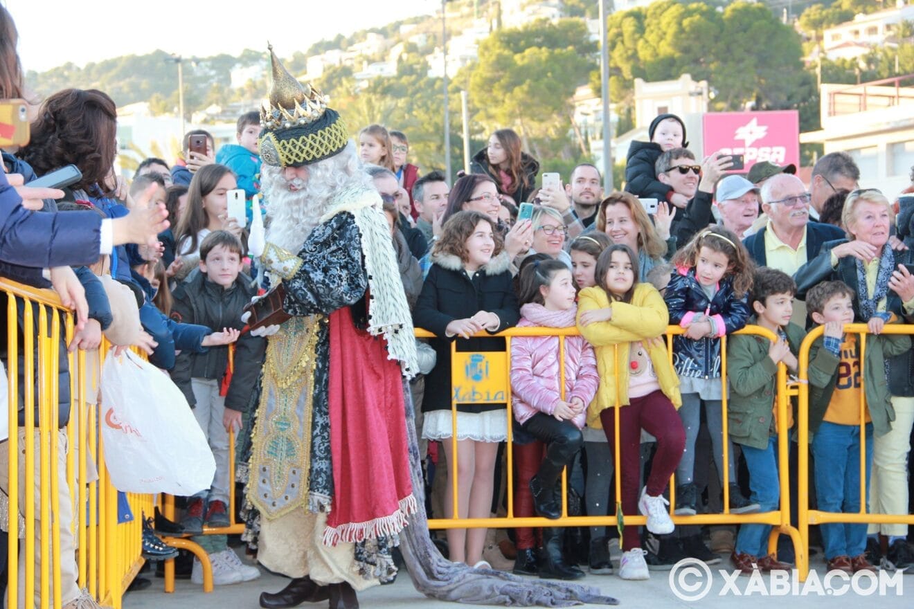 Melchor saludando a los niños