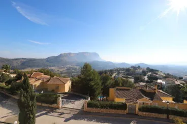 El Montgó visto desde una villa con vistas en La Sella – Promociones Denia, S. L.
