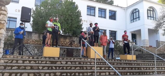 Imagen: Nasio y Mª Carmen recogen el premio de equipo