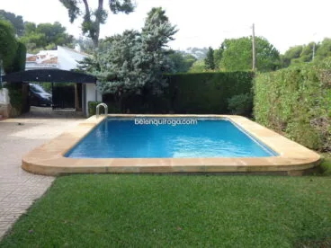 Piscina de un chalet en venta en Jávea – Inmobiliaria Belen Quiroga