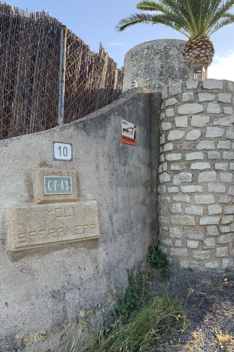 La placa de piedra a la entrada de la propiedad en que está el Molí de la Safranera de Jávea