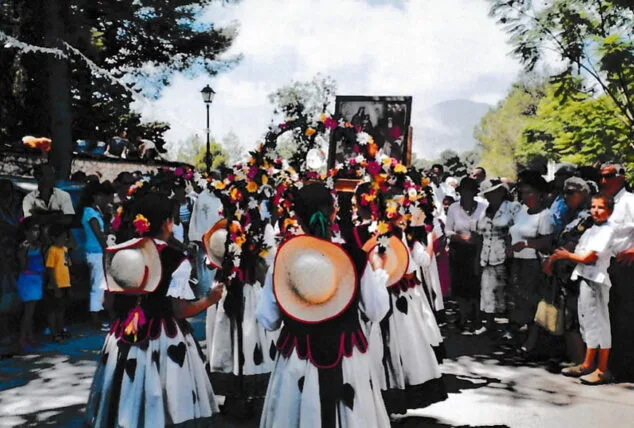 Imagen: Procesión alrededor de la ermita en 2006