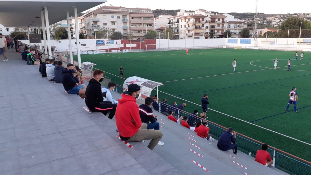 Público en un partido del CD Jávea