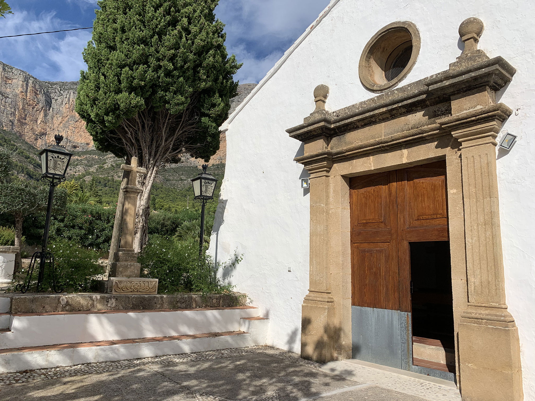 Puerta abierta en la Ermita del Pòpul de Jávea | Imagen: Tino Calvo