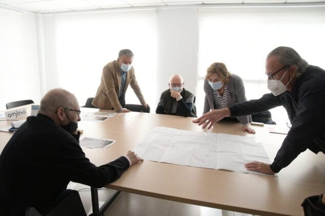 Imagen: Reunión con el ingeniero para buscar una solución a la inundabilidad