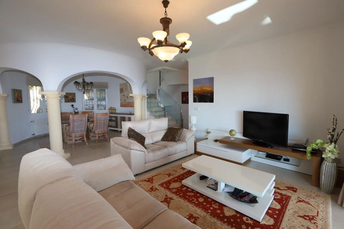 Salón en una villa con vistas en La Sella - Promociones Denia, S. L.