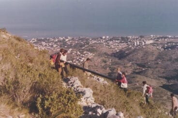 Ascenso de la primera Cruz del Montgó de Jávea, el 22 de enero de 1978 (Imagen cortesía del CEX, Centre Excursionista de Xàbia)