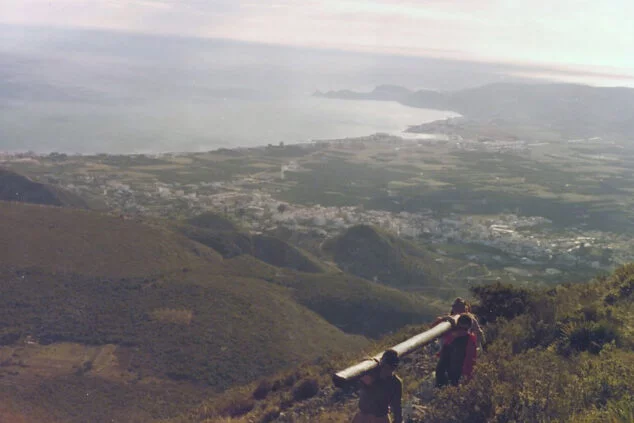 Imagen: Subida al Montgó de la primera Creu de Xàbia, con la bahía al fondo (Fuente: Centre Excursionista de Xàbia)