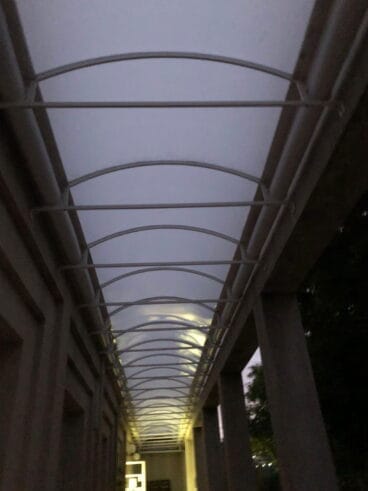 Vista desde el interior de un techo fijo en forma de cúpula – Alucardona Pvc y Aluminios, S.L.