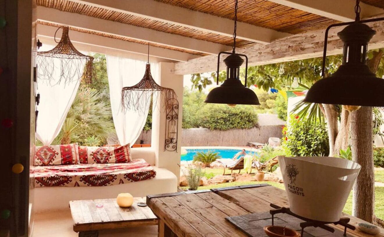 Terraza de un chalet en venta de estilo ibicenco - Atina Inmobiliaria