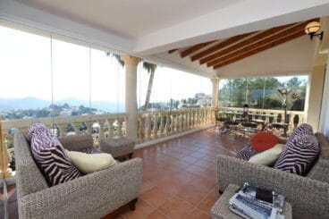 Terraza en una villa con vistas en La Sella – Promociones Denia, S. L.