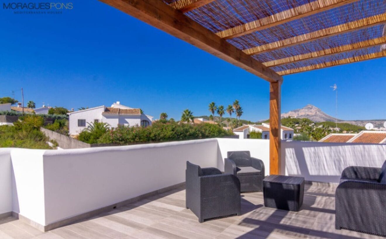 Terraza con vistas en una villa en venta en Jávea en la zona de Cap Martí - Pinomar - MORAGUESPONS Mediterranean Houses