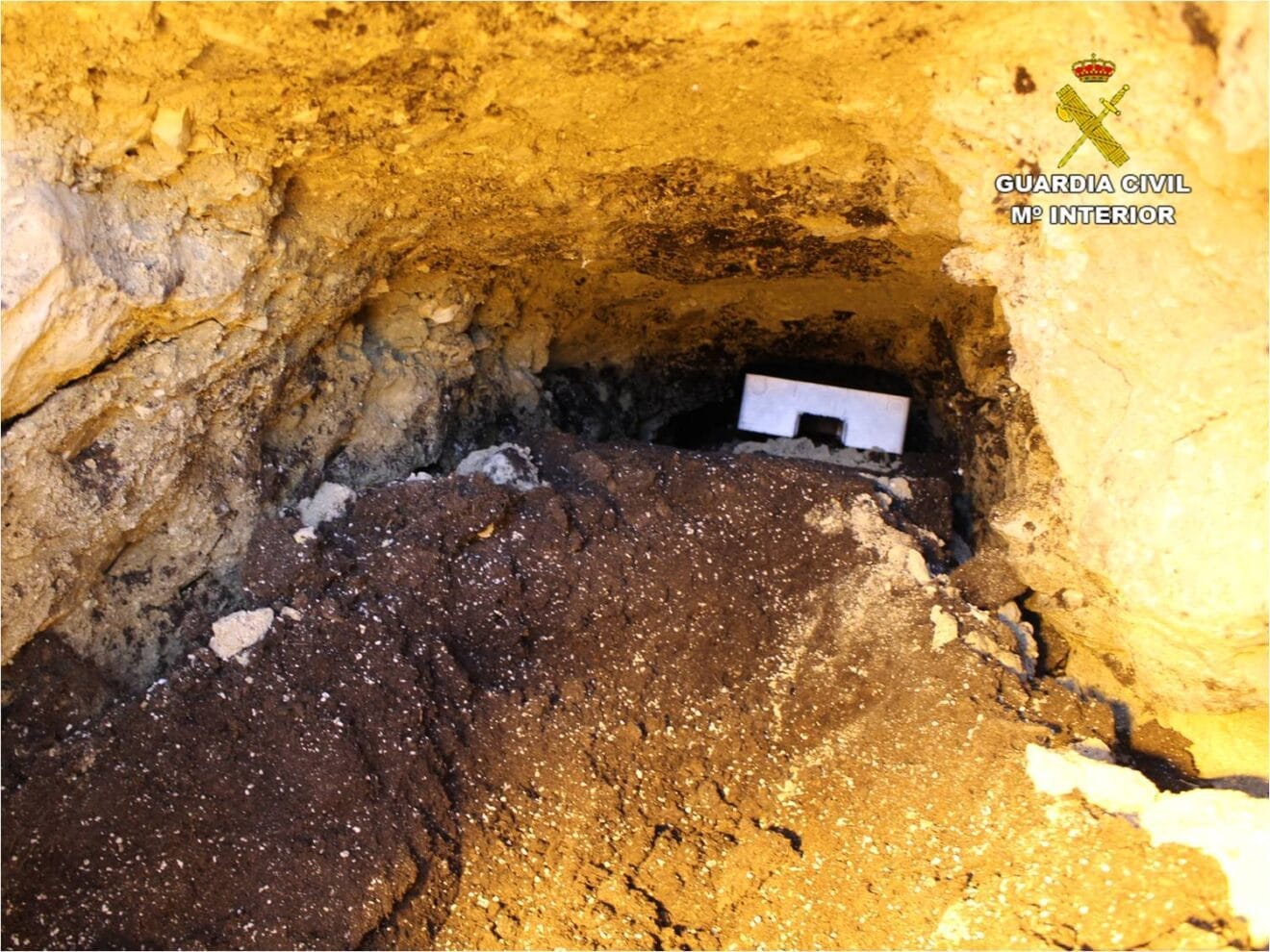 Túnel subterráneo para abastecer de luz de forma ilegal