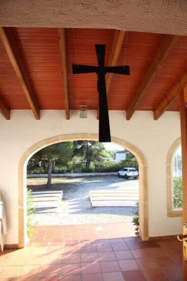 Vista de dentro afuera en la Ermita de San Sebastián de Jávea  | Imagen: Tino Calvo
