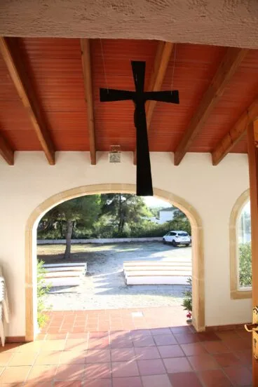 Vista de dentro afuera en la Ermita de San Sebastián de Jávea  | Imagen: Tino Calvo
