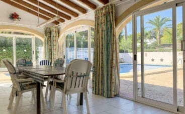 Zona cubierta acristalada en una casa en venta en la zona Tosalet de Jávea – Vicens Ash Properties