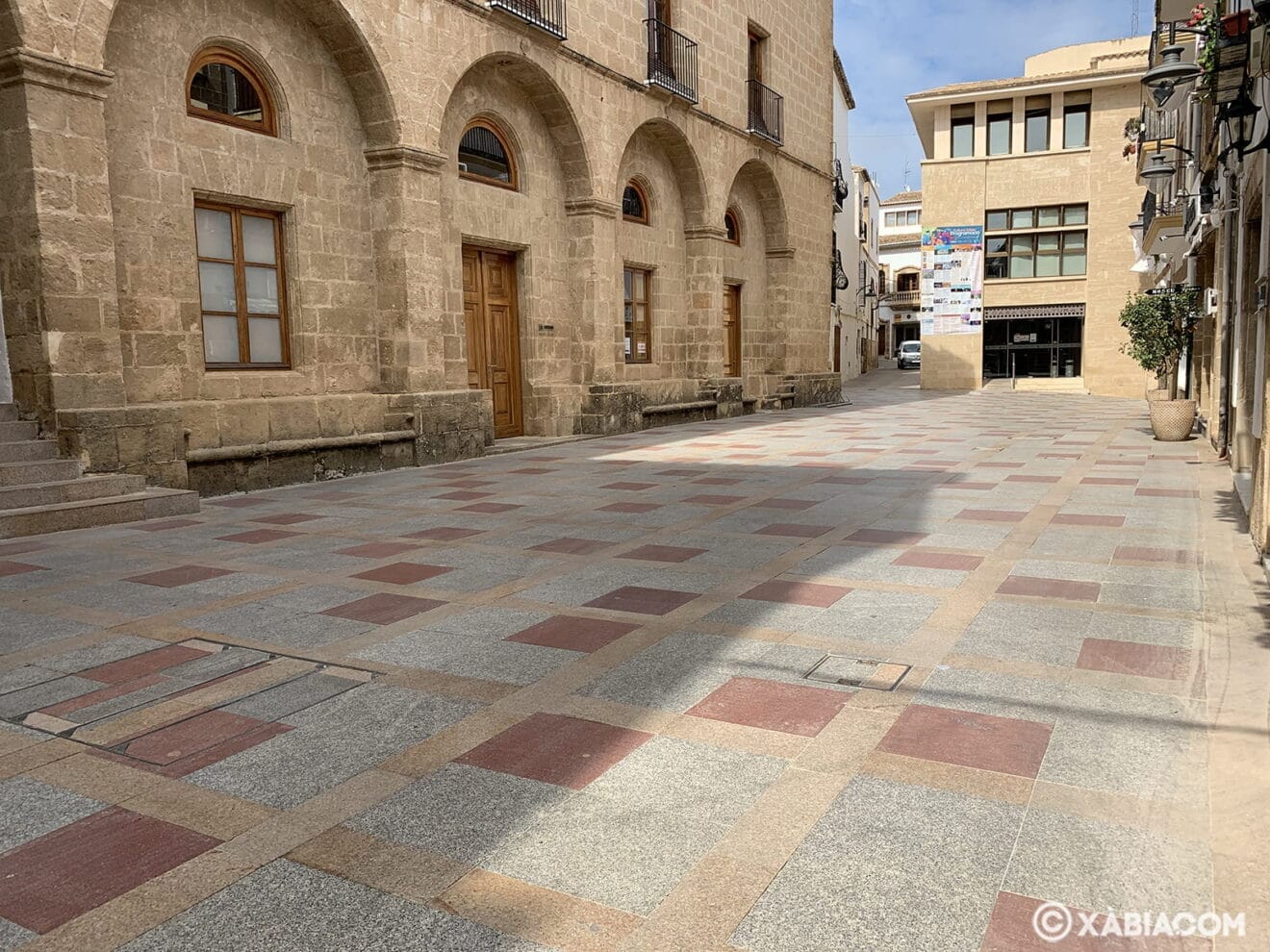 Plaça de Baix, vacía, durante el confinamiento