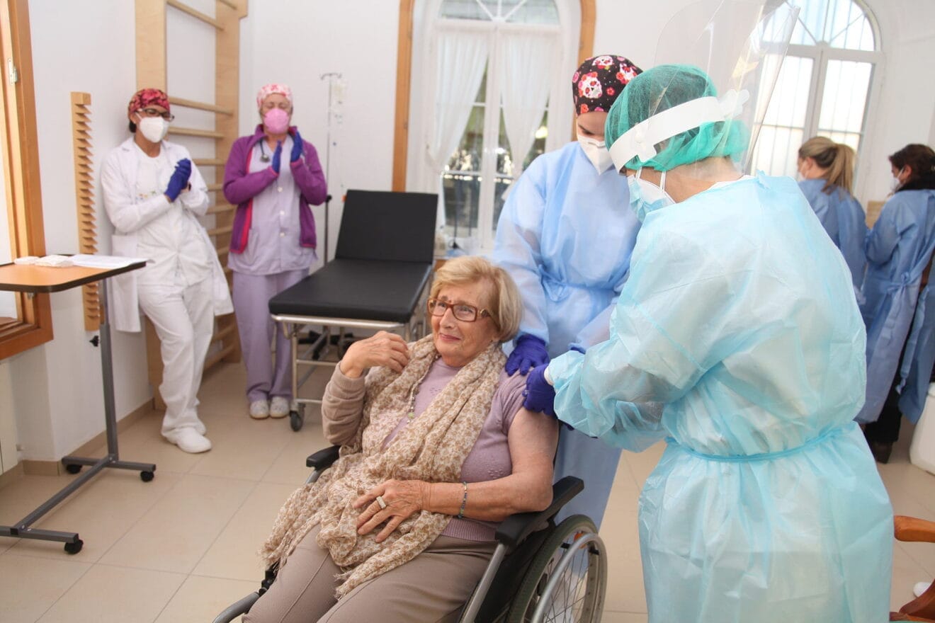 Ángeles Bas recibe la primera vacuna de Xàbia
