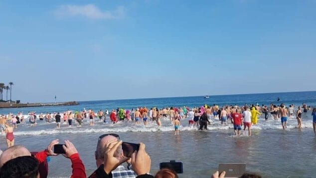 Imagen: Baño de Año nuevo en la playa del Arenal