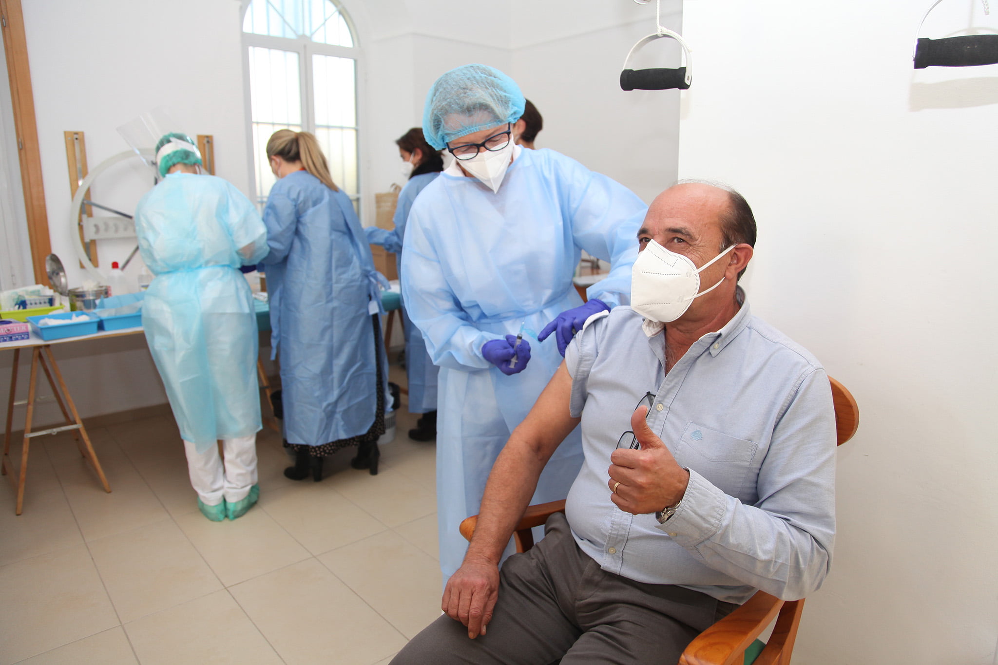 Bartolomé Chorro, director del Asilo Hermanos Cholbi, siendo vacunado