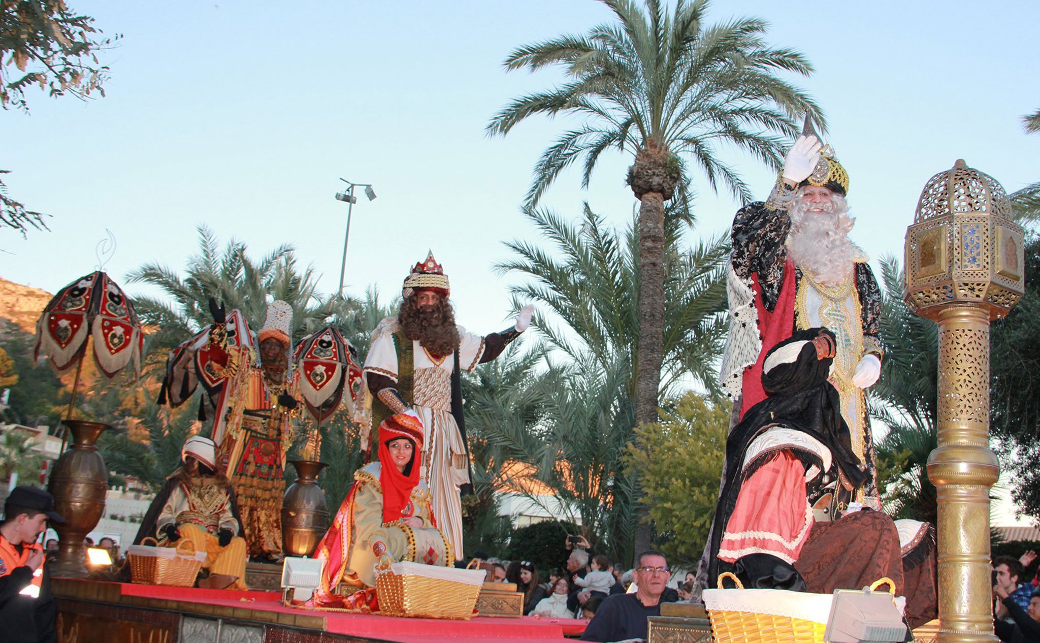 Carroza con los tres Reyes Magos en la Cabalgata de Xàbia