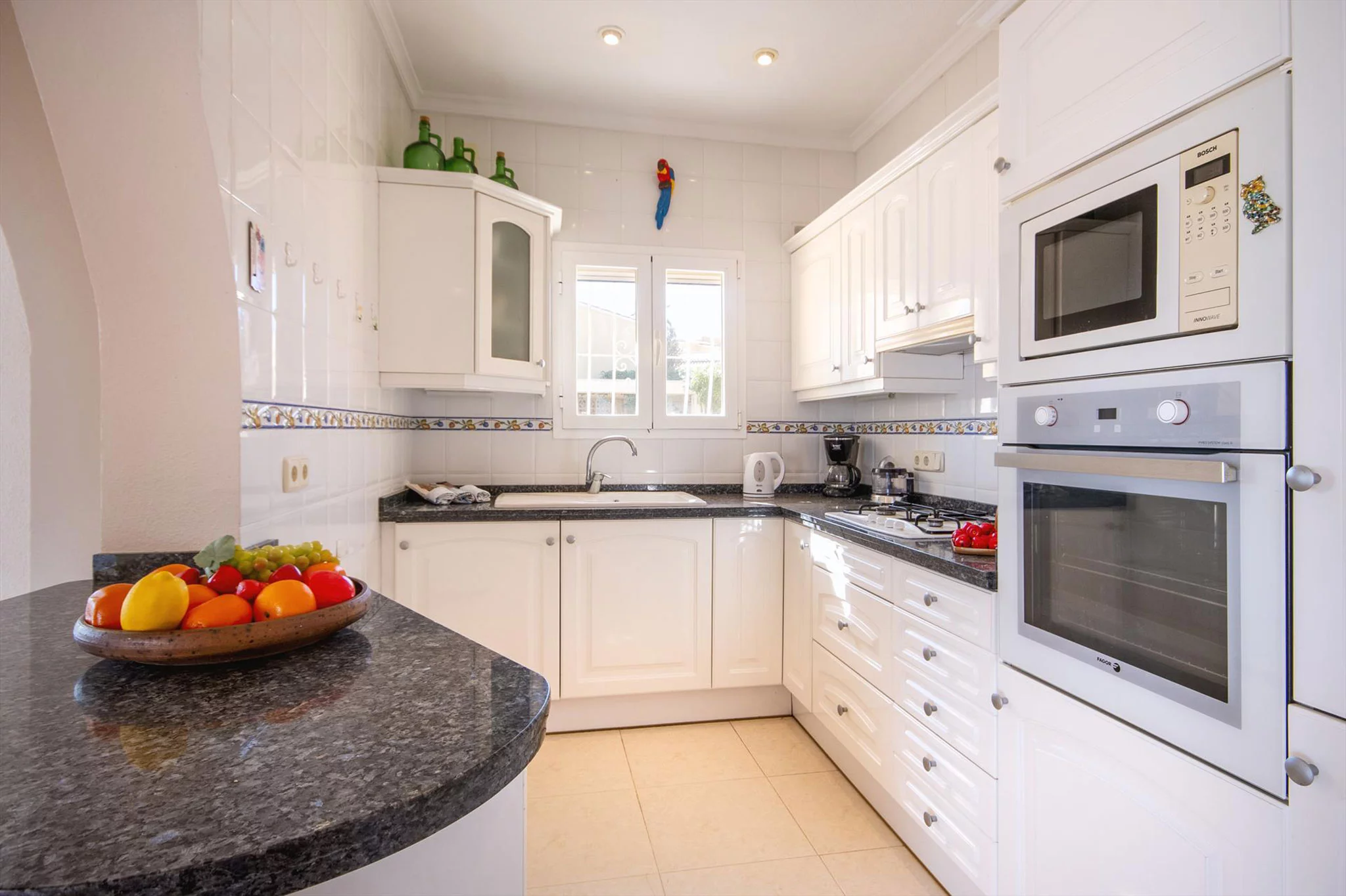 Cocina de una casa de alquiler de vacaciones en Benitachell – Aguila Rent a Villa