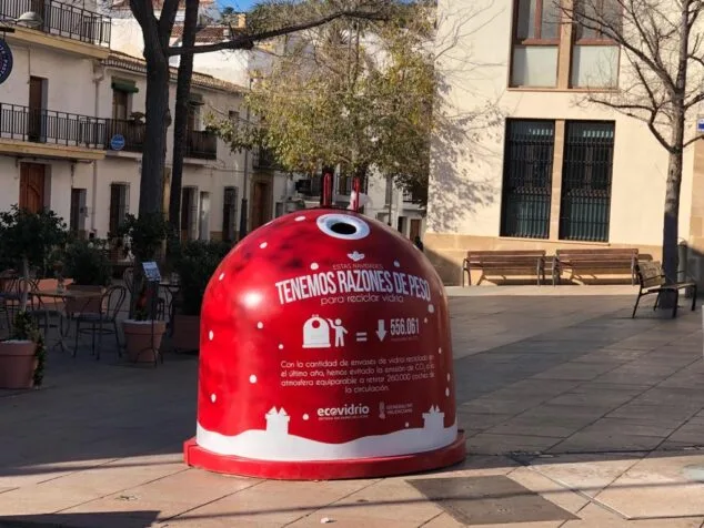 Imagen: Contenedores de vidrio con la nueva campaña