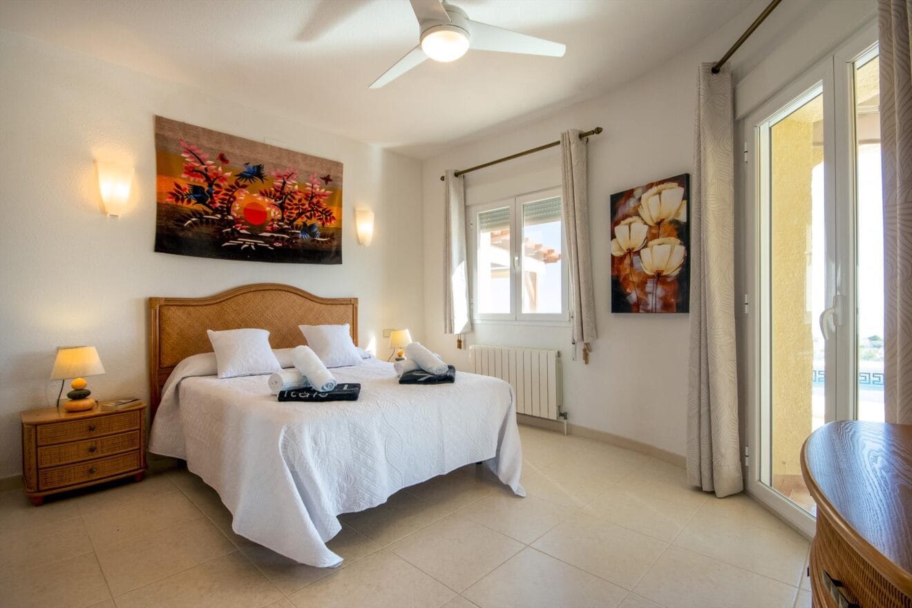 Dormitorio de una casa de alquiler de vacaciones en Benitachell - Aguila Rent a Villa